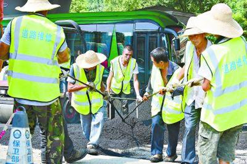 澳翔劳保鞋为江苏某市城管养路工抵御夏季高温沥青